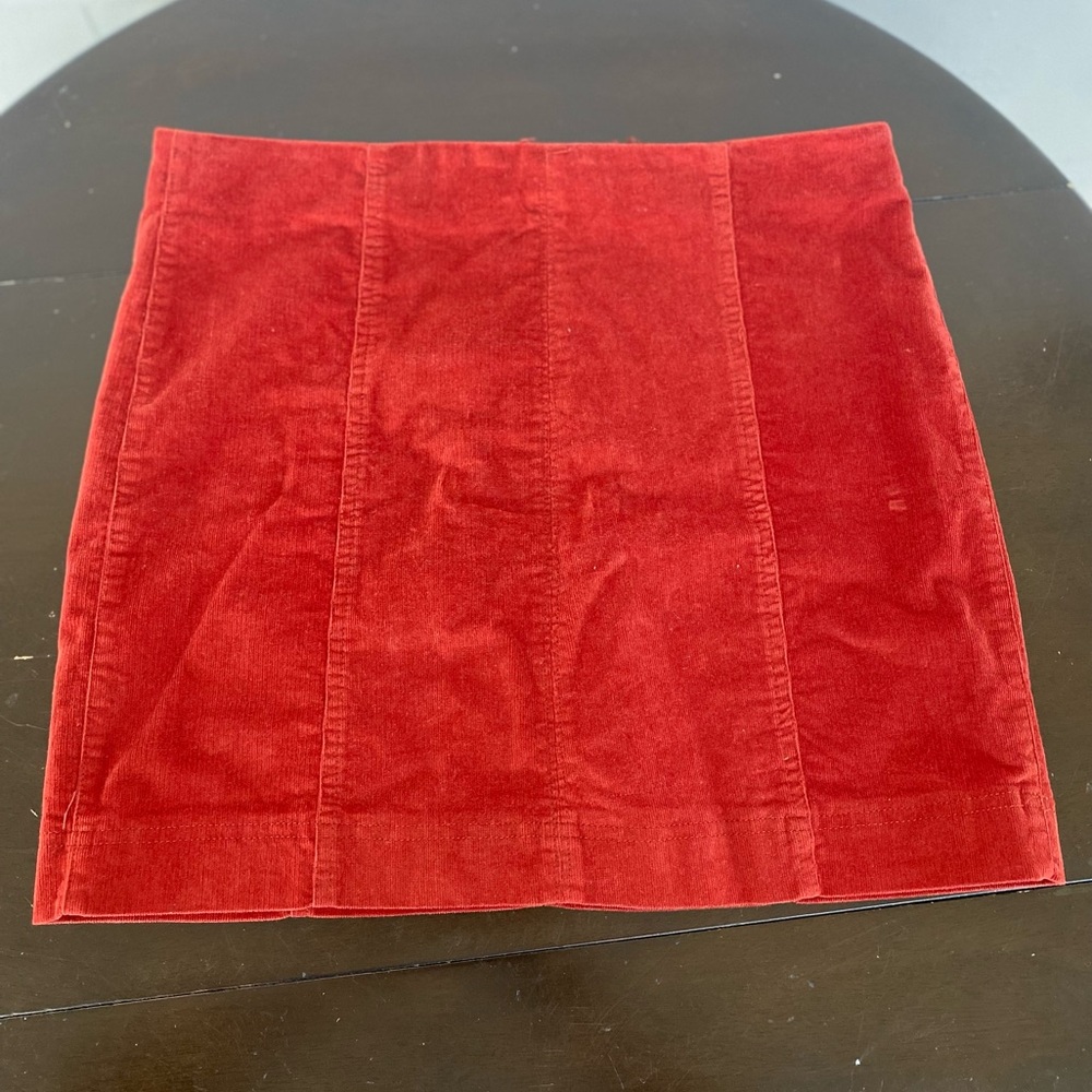 Corduroy burnt orange/red mini skirt. Barely worn. Size says 11/30w.. a medium